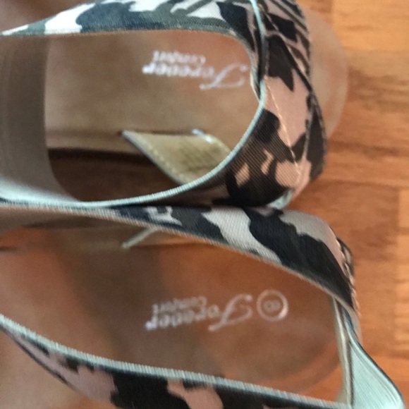 NWT Camouflage Tan & Green Stretch Sandals - Picture 8 of 14